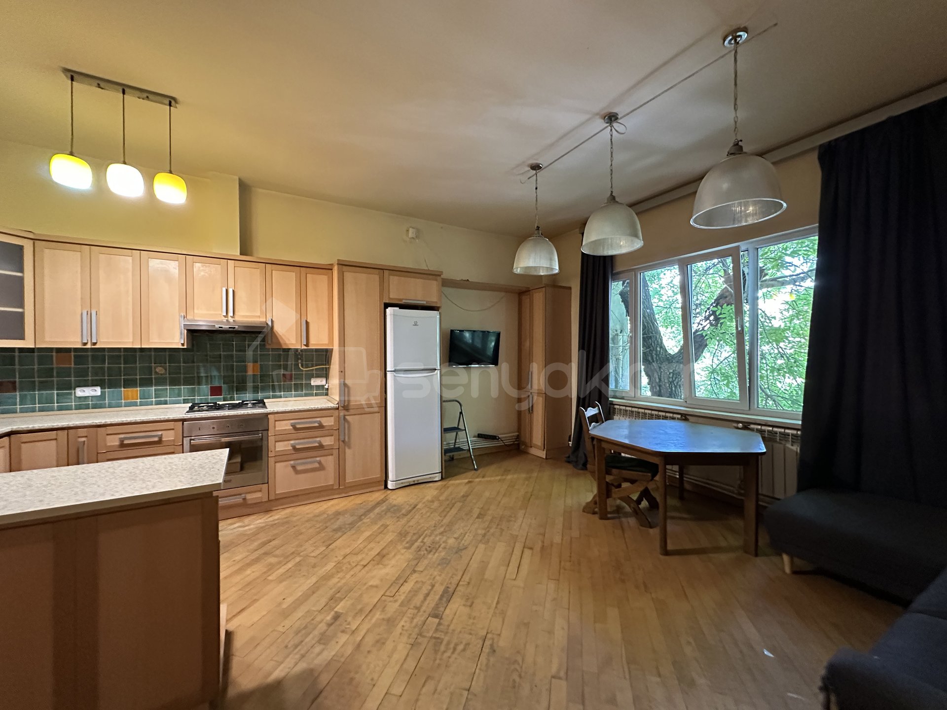 4 Սենյականոց Բնակարան Քարե Շենքում, 120քմ, 3/4 հարկ, Կոսմետիկ Վերանորոգված