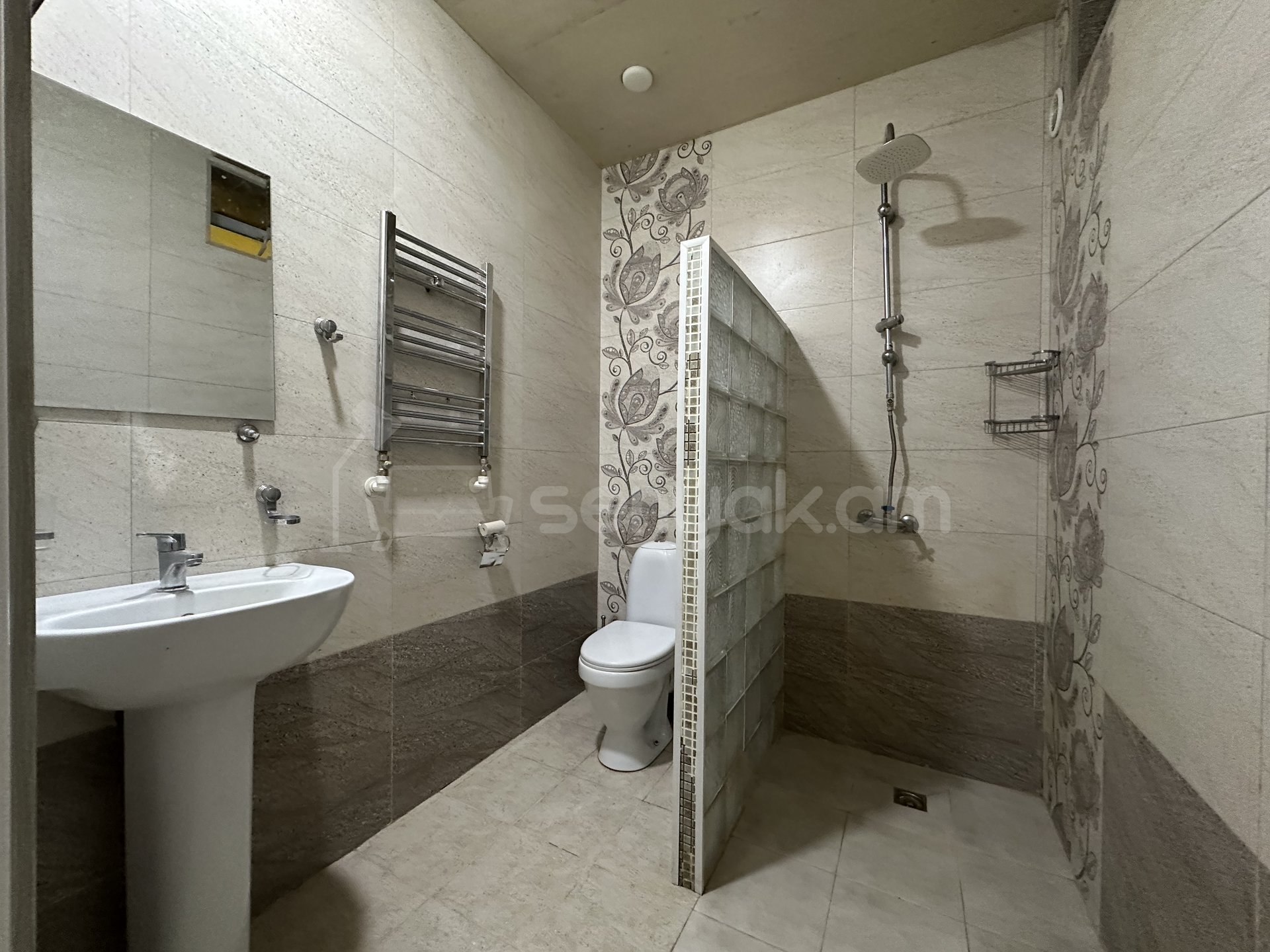 4 Սենյականոց Բնակարան Քարե Շենքում, 120քմ, 3/4 հարկ, Կոսմետիկ Վերանորոգված