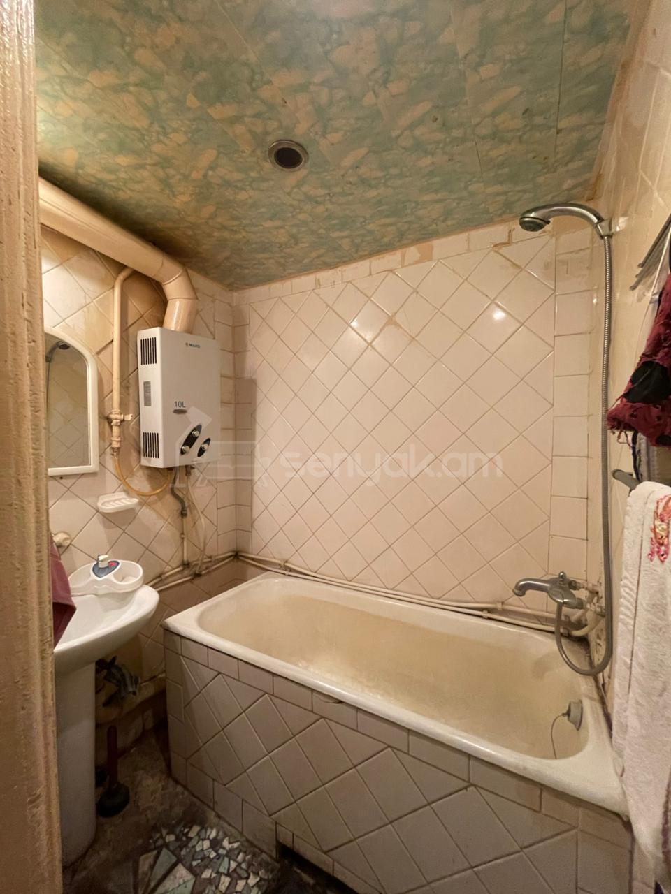 2 Սենյականոց Բնակարան Քարե Շենքում, 71քմ, 2/5 հարկ, Նորմալ Վիճակում