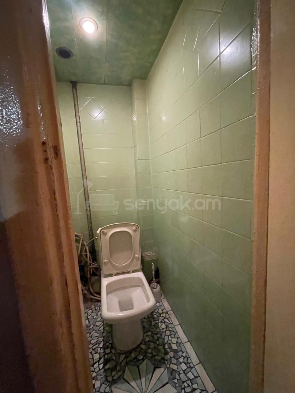 2 Սենյականոց Բնակարան Քարե Շենքում, 71քմ, 2/5 հարկ, Նորմալ Վիճակում