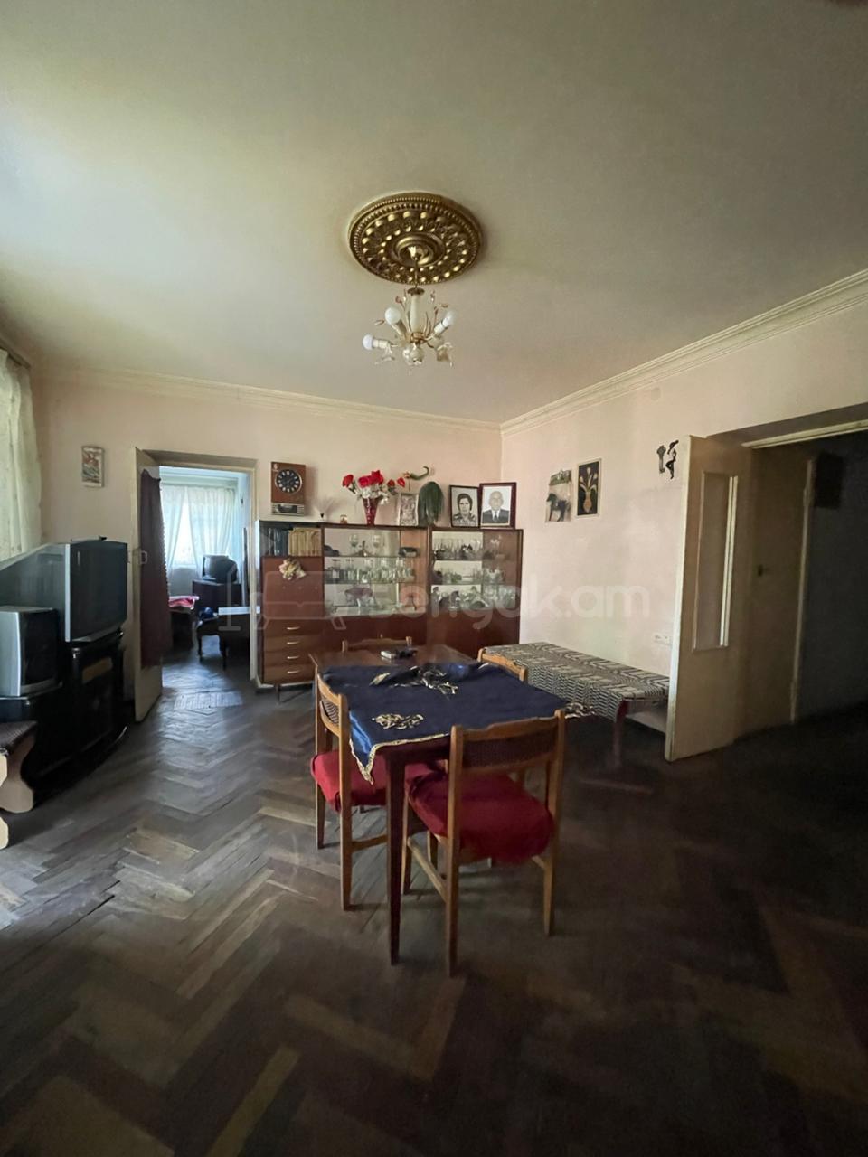 2 Սենյականոց Բնակարան Քարե Շենքում, 71քմ, 2/5 հարկ, Նորմալ Վիճակում