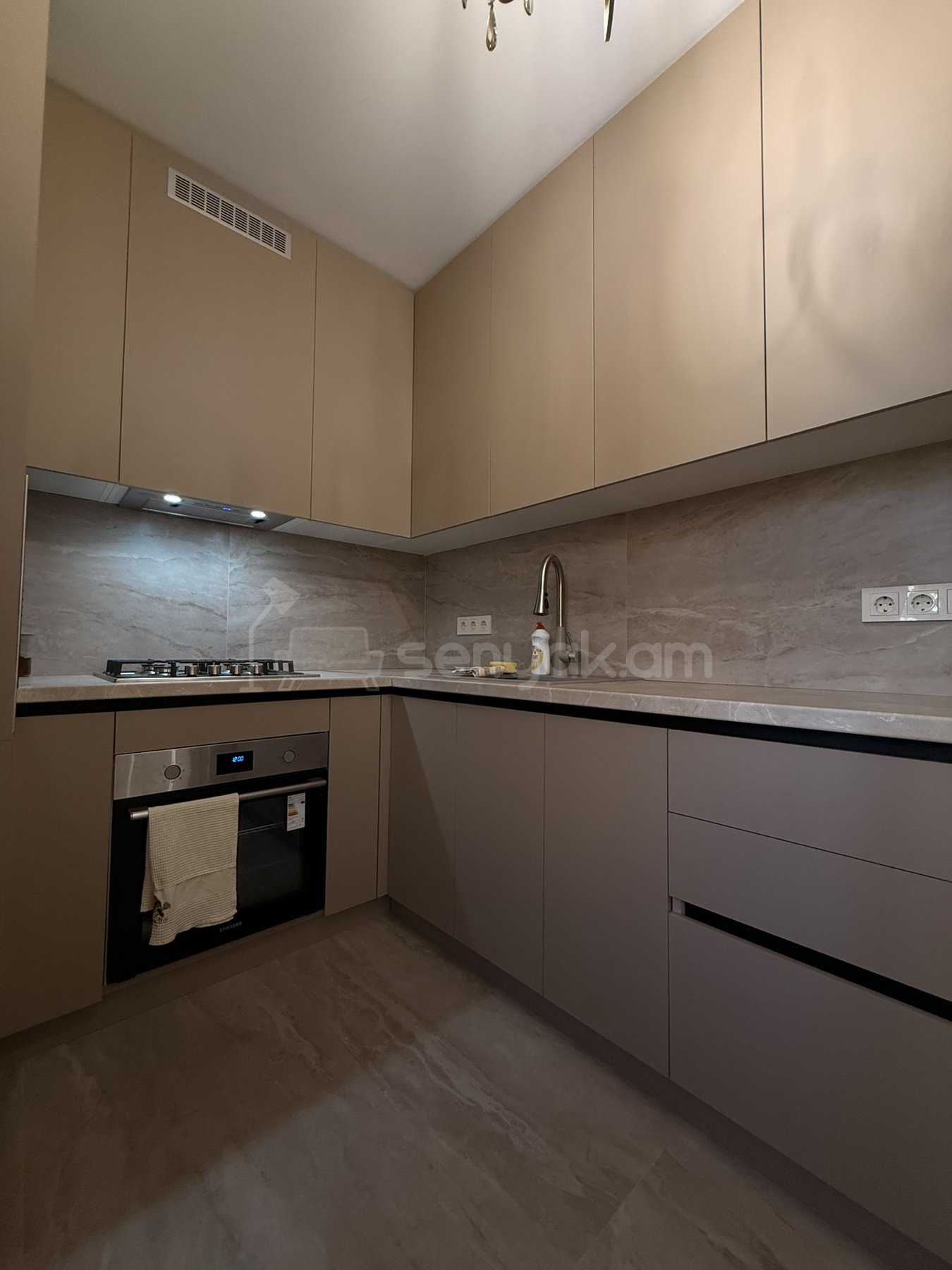 2 Սենյականոց Բնակարան Քարե Շենքում, 60քմ, 4/5 հարկ, Դիզայներական Վերանորոգված, Կահավորված