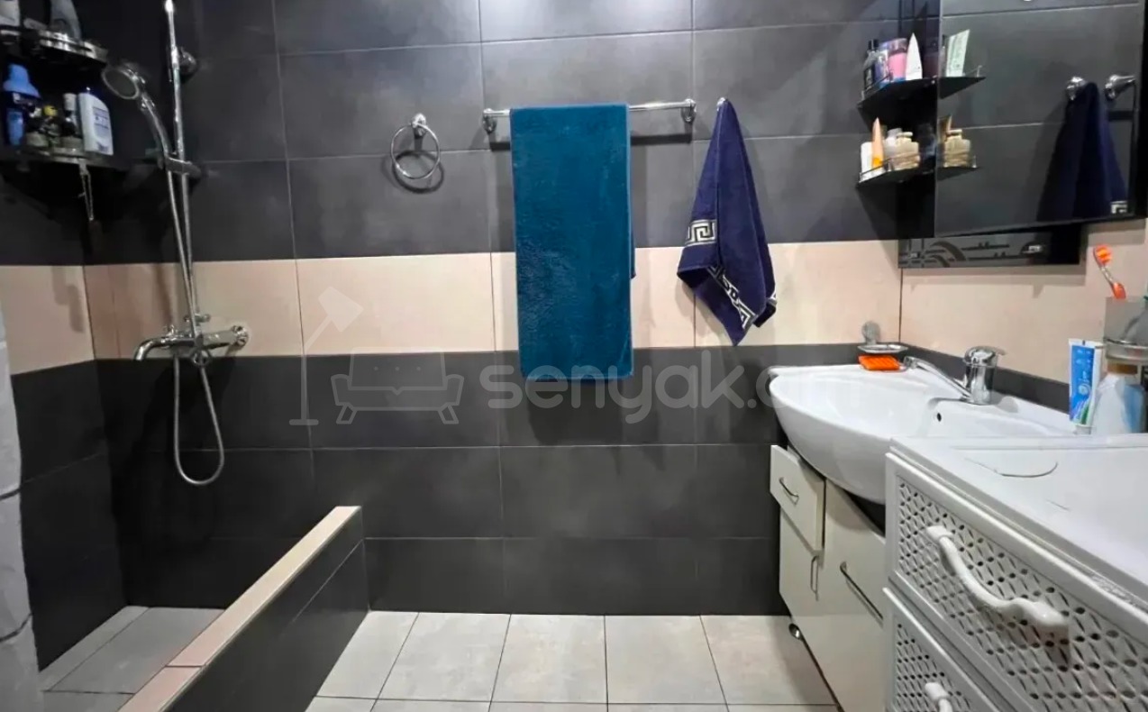 3 Սենյականոց Բնակարան Քարե Շենքում, 82քմ, 5/5 հարկ, Կապիտալ Վերանորոգված