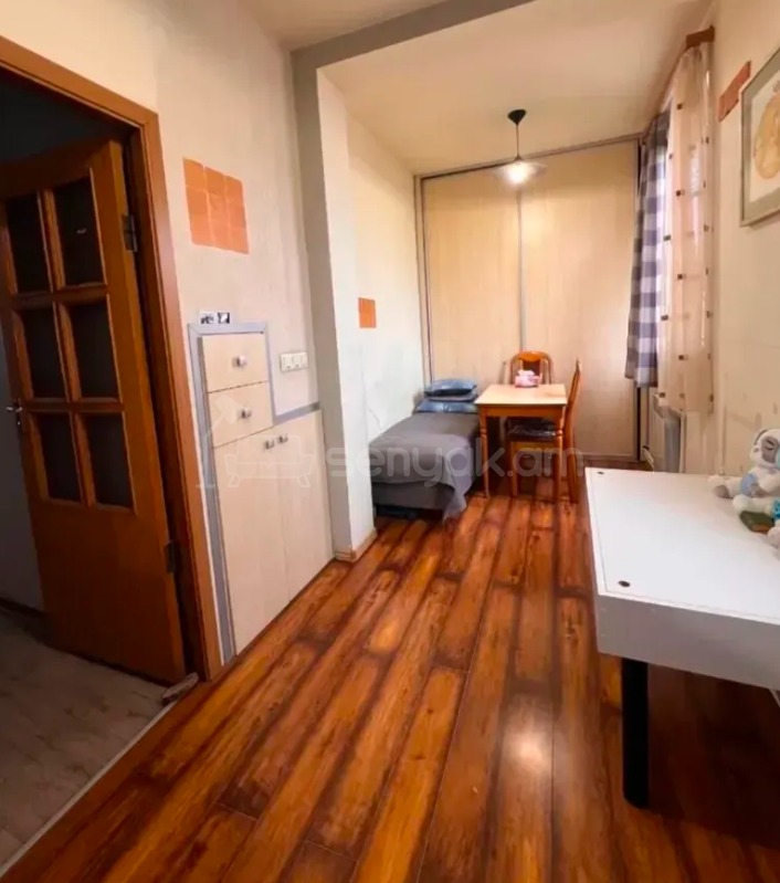 3 Սենյականոց Բնակարան Քարե Շենքում, 82քմ, 5/5 հարկ, Կապիտալ Վերանորոգված