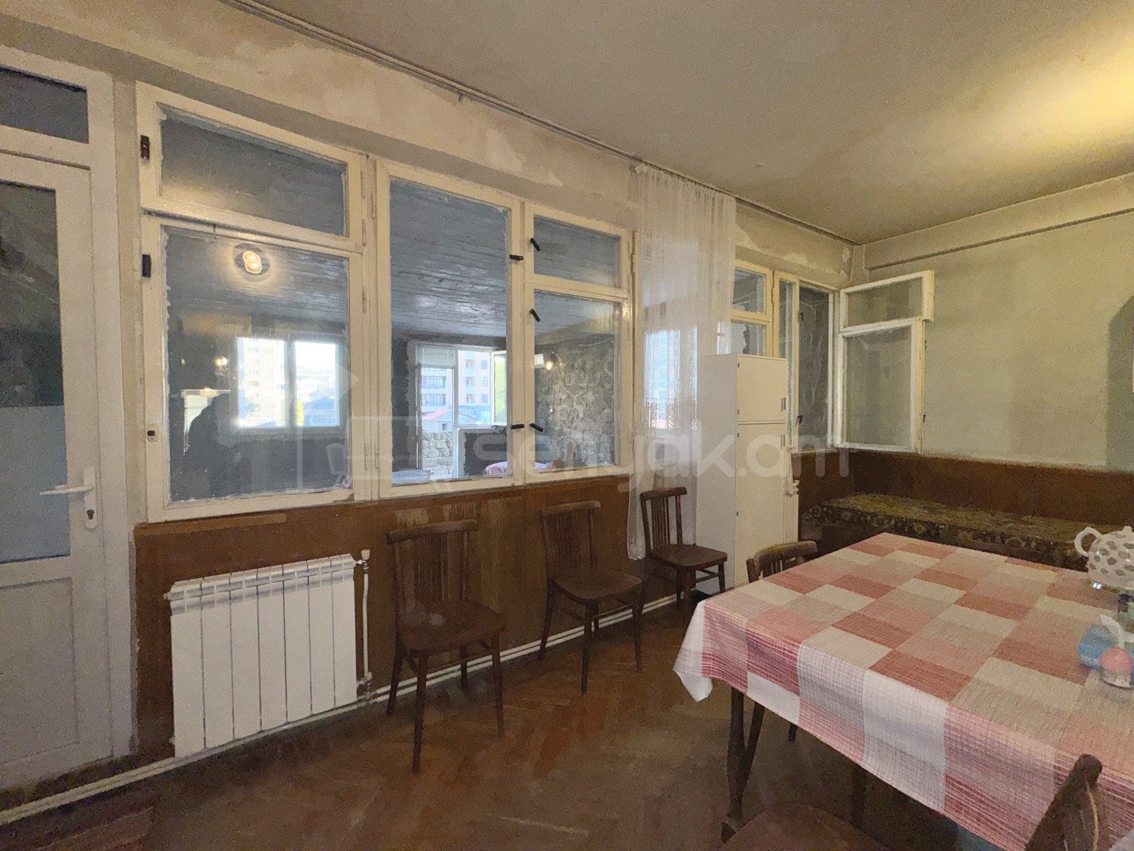 4 Սենյականոց Բնակարան Քարե Շենքում, 135քմ, 3/5 հարկ, Նորմալ Վիճակում