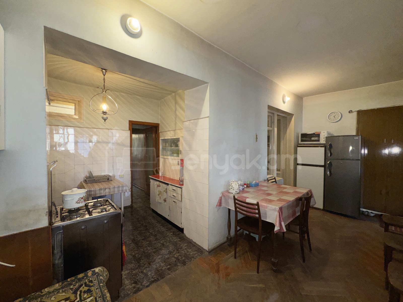 4 Սենյականոց Բնակարան Քարե Շենքում, 135քմ, 3/5 հարկ, Նորմալ Վիճակում