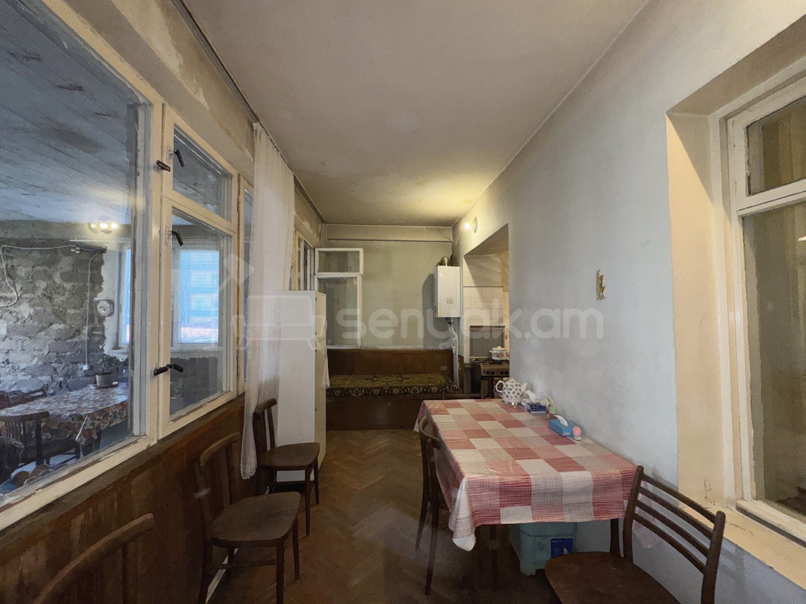 4 Սենյականոց Բնակարան Քարե Շենքում, 135քմ, 3/5 հարկ, Նորմալ Վիճակում