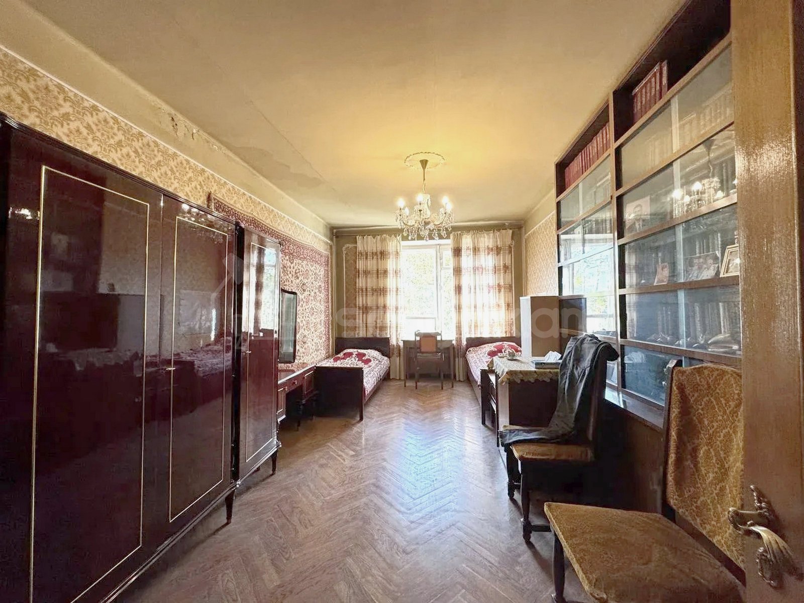 4 Սենյականոց Բնակարան Քարե Շենքում, 135քմ, 3/5 հարկ, Նորմալ Վիճակում