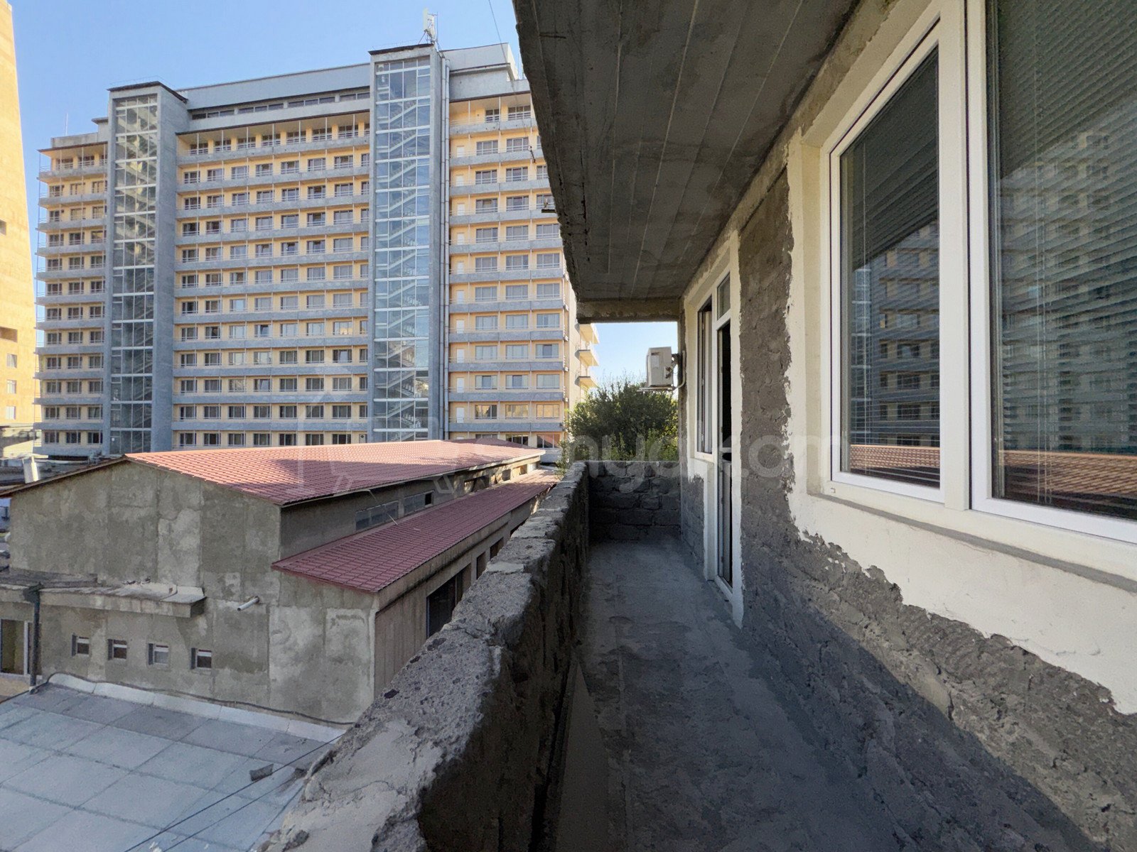 4 Սենյականոց Բնակարան Քարե Շենքում, 135քմ, 3/5 հարկ, Նորմալ Վիճակում