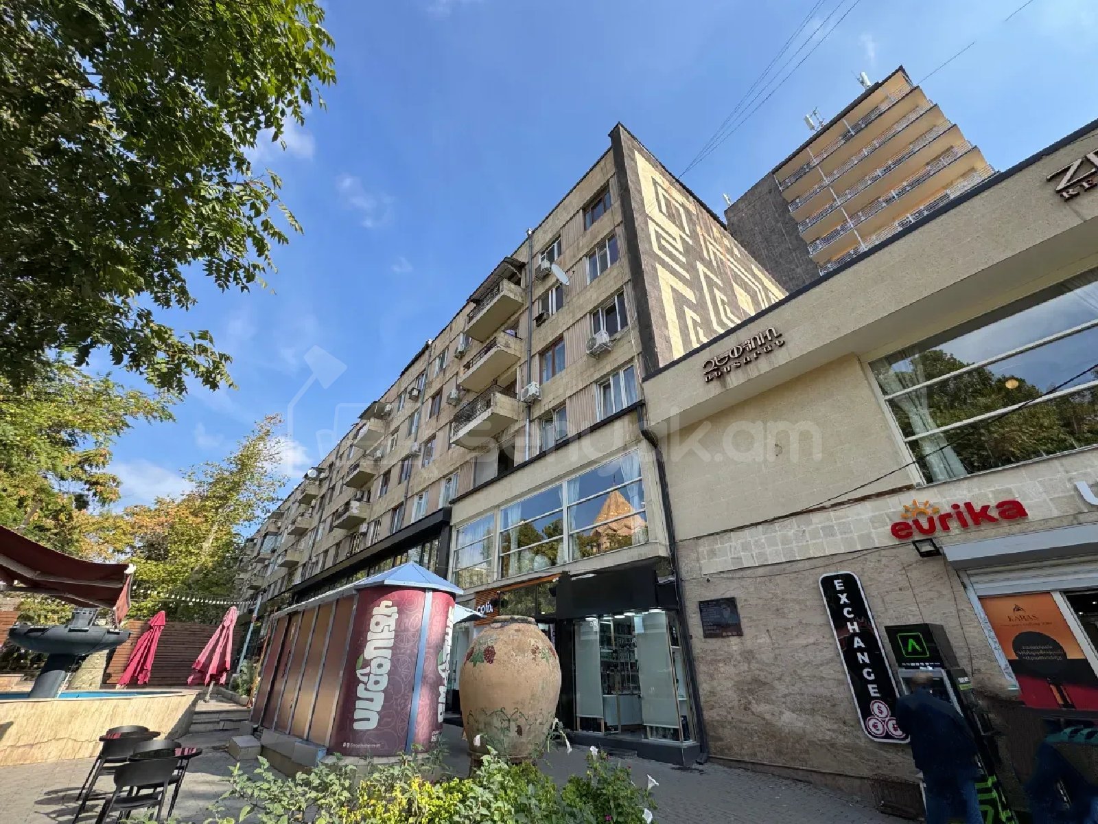 4 Սենյականոց Բնակարան Քարե Շենքում, 135քմ, 3/5 հարկ, Նորմալ Վիճակում