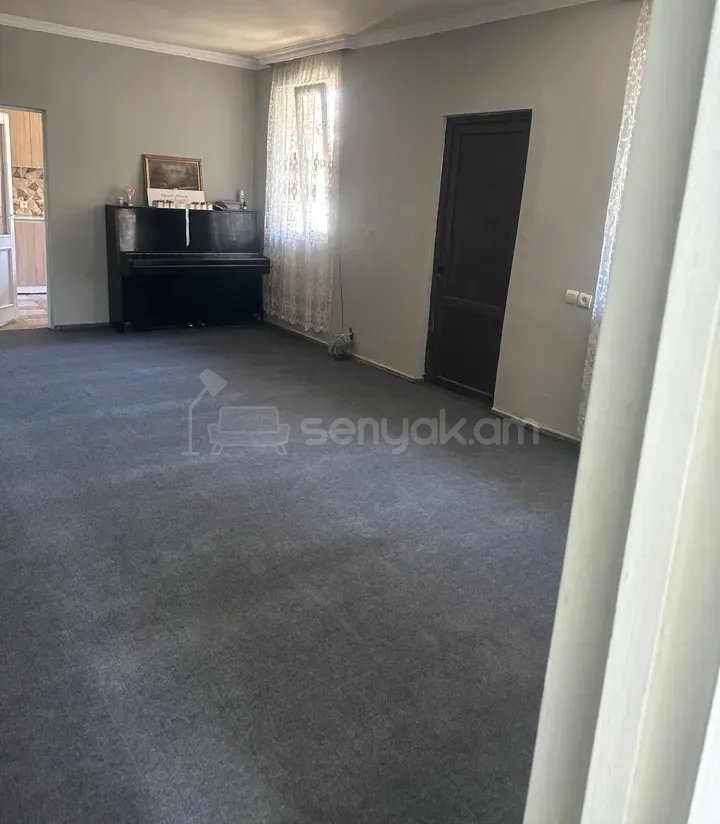 3 Սենյականոց Բնակարան Քարե Շենքում, 68քմ, 1/1 հարկ, Նորմալ Վիճակում, Կահավորված