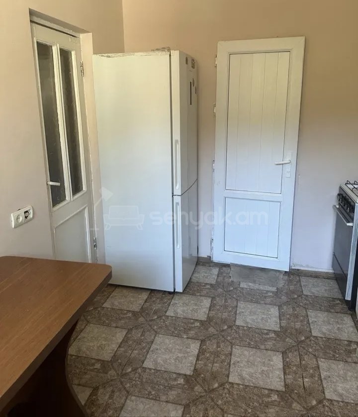 3 Սենյականոց Բնակարան Քարե Շենքում, 68քմ, 1/1 հարկ, Նորմալ Վիճակում, Կահավորված