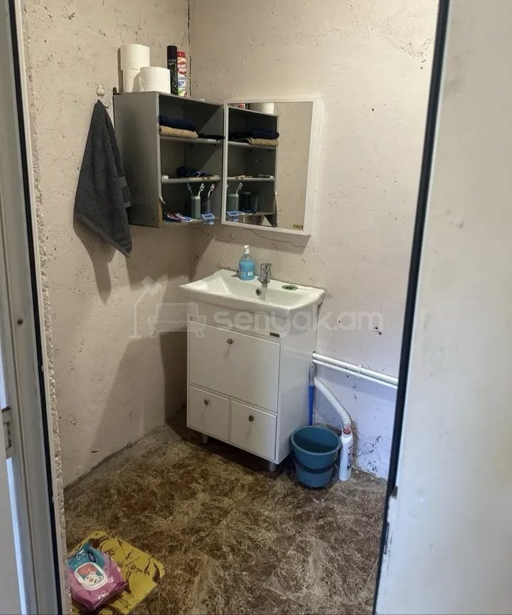 3 Սենյականոց Բնակարան Քարե Շենքում, 68քմ, 1/1 հարկ, Նորմալ Վիճակում, Կահավորված