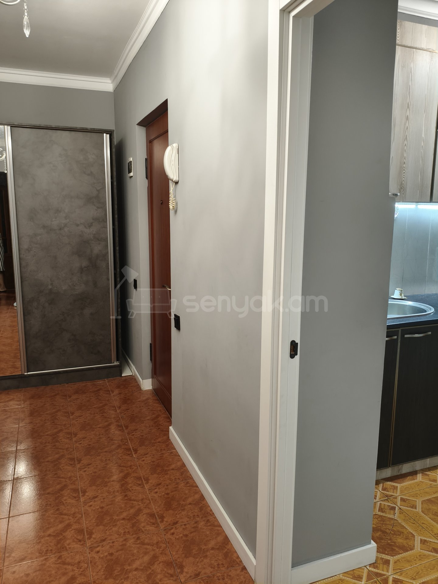 1 Սենյականոց Բնակարան Քարե Շենքում, 40քմ, 3/5 հարկ, Նորմալ Վիճակում, Կահավորված, Արևկող