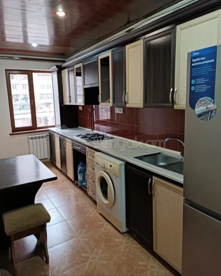 3 Սենյականոց Բնակարան, 80քմ, 4/9 հարկ, Նորմալ Վիճակում, Կահավորված