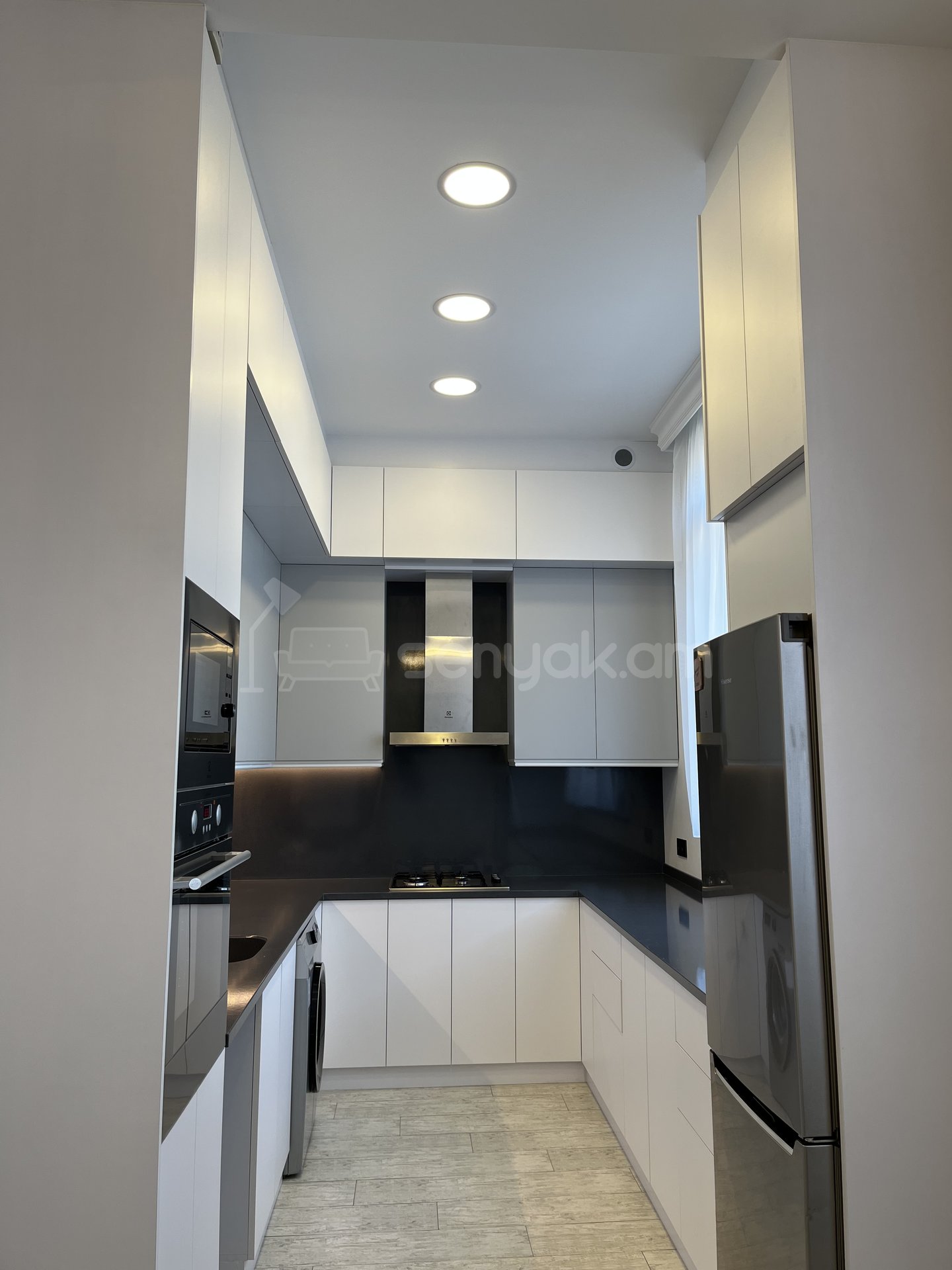 3 Սենյականոց Բնակարան Քարե Շենքում, 89քմ, 4/5 հարկ, Կապիտալ Վերանորոգված, Կահավորված