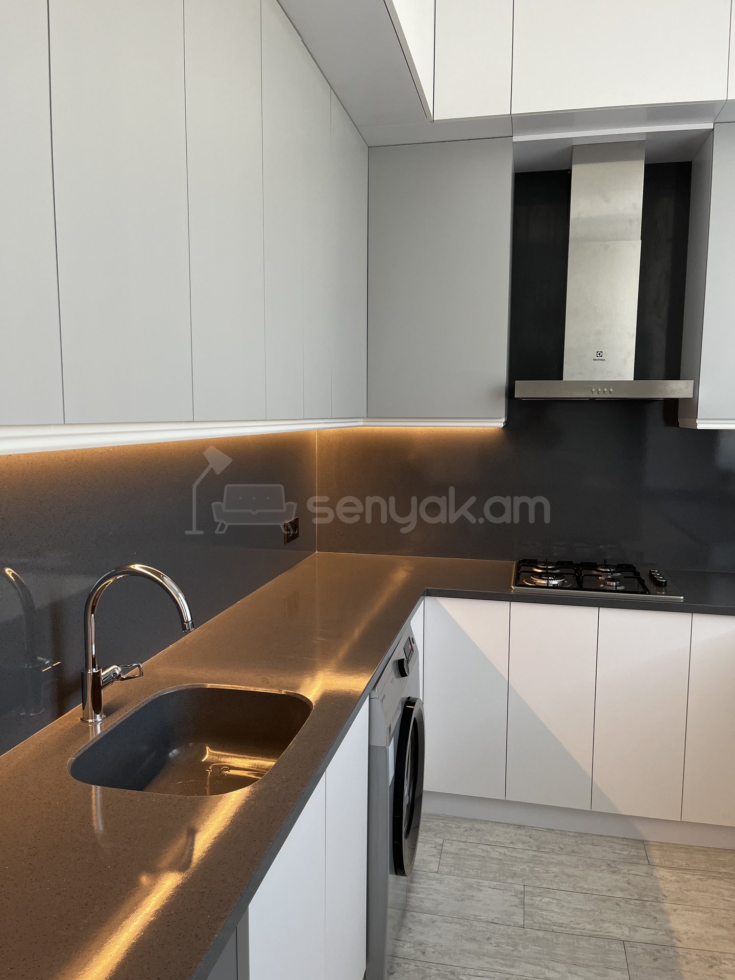 3 Սենյականոց Բնակարան Քարե Շենքում, 89քմ, 4/5 հարկ, Կապիտալ Վերանորոգված, Կահավորված