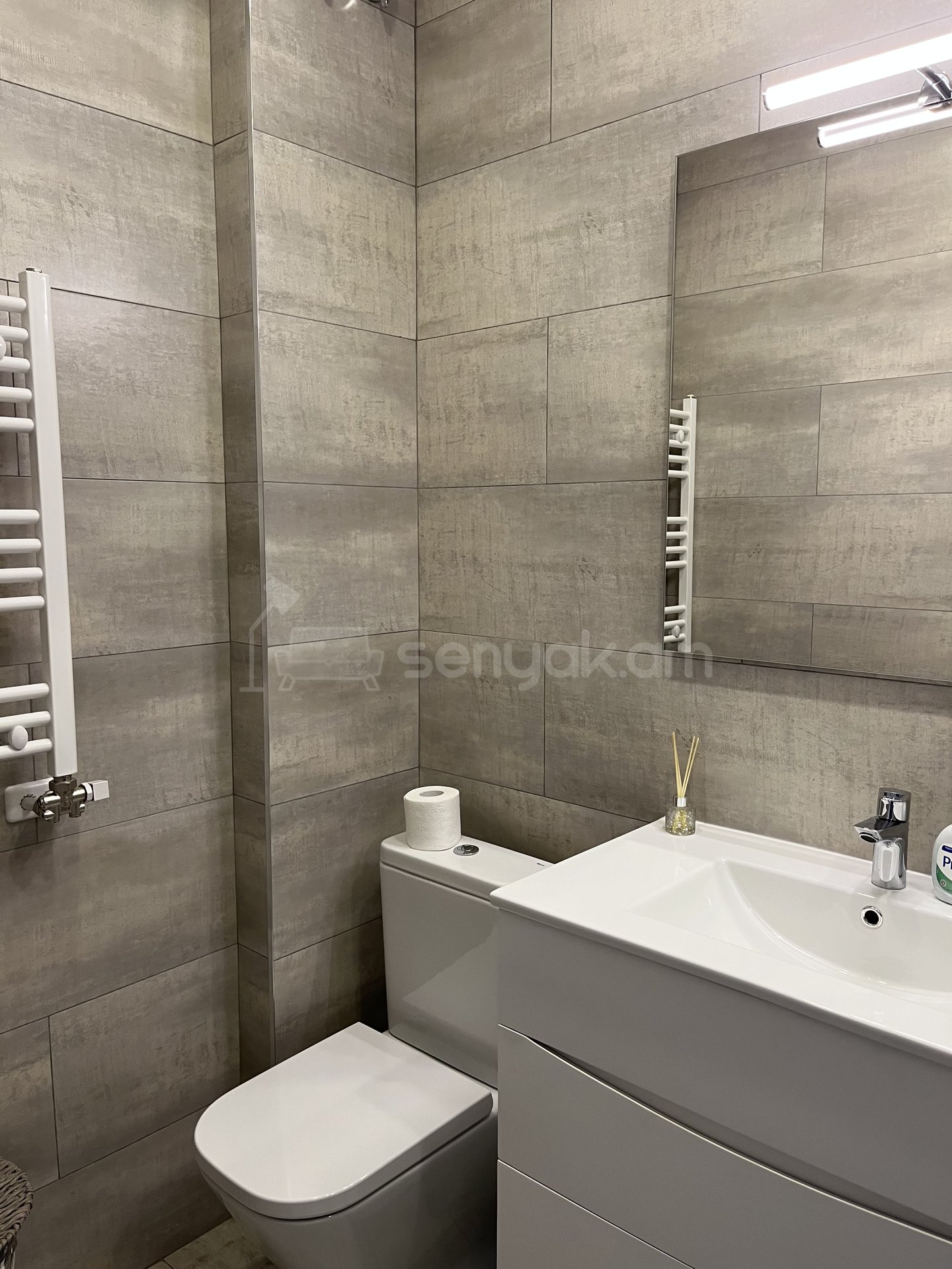 3 Սենյականոց Բնակարան Քարե Շենքում, 89քմ, 4/5 հարկ, Կապիտալ Վերանորոգված, Կահավորված