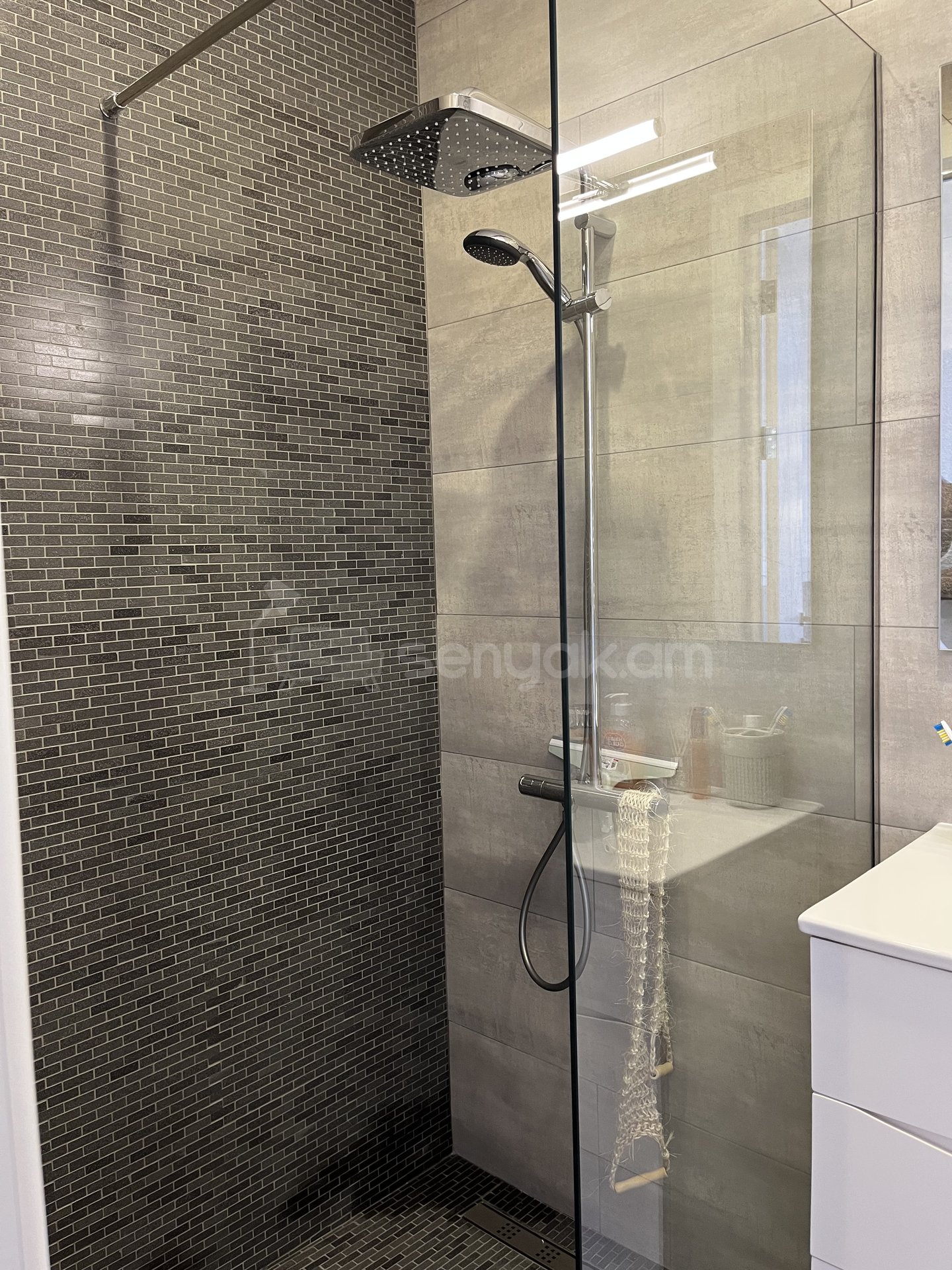 3 Սենյականոց Բնակարան Քարե Շենքում, 89քմ, 4/5 հարկ, Կապիտալ Վերանորոգված, Կահավորված