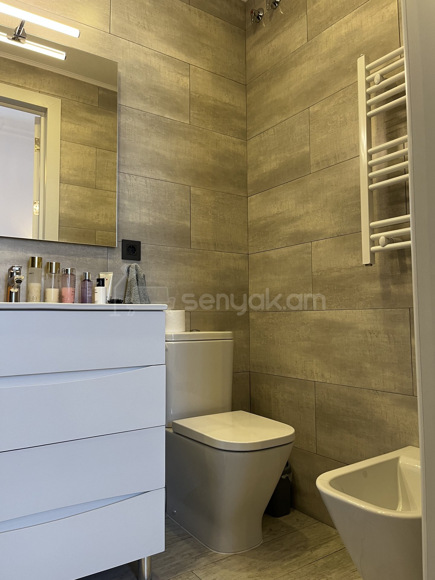 3 Սենյականոց Բնակարան Քարե Շենքում, 89քմ, 4/5 հարկ, Կապիտալ Վերանորոգված, Կահավորված