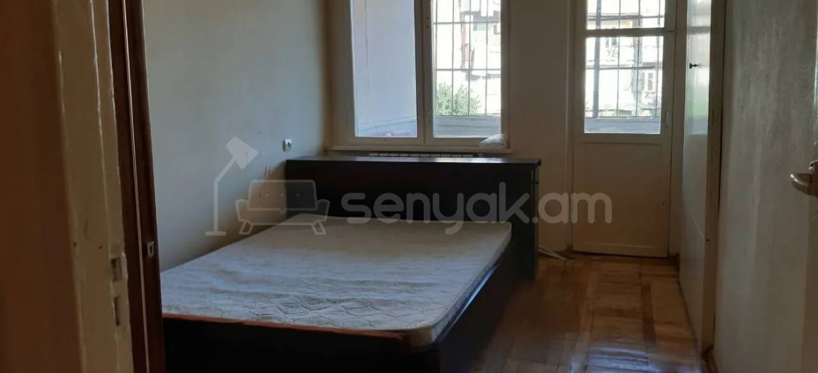 3 Սենյականոց Բնակարան Քարե Շենքում, 72քմ, 3/5 հարկ, Նորմալ Վիճակում, Կահավորված