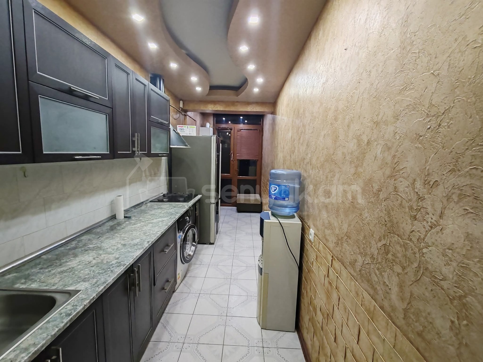 3 Սենյականոց Բնակարան Քարե Շենքում, 80քմ, 2/5 հարկ, Դիզայներական Վերանորոգված, Կահավորված