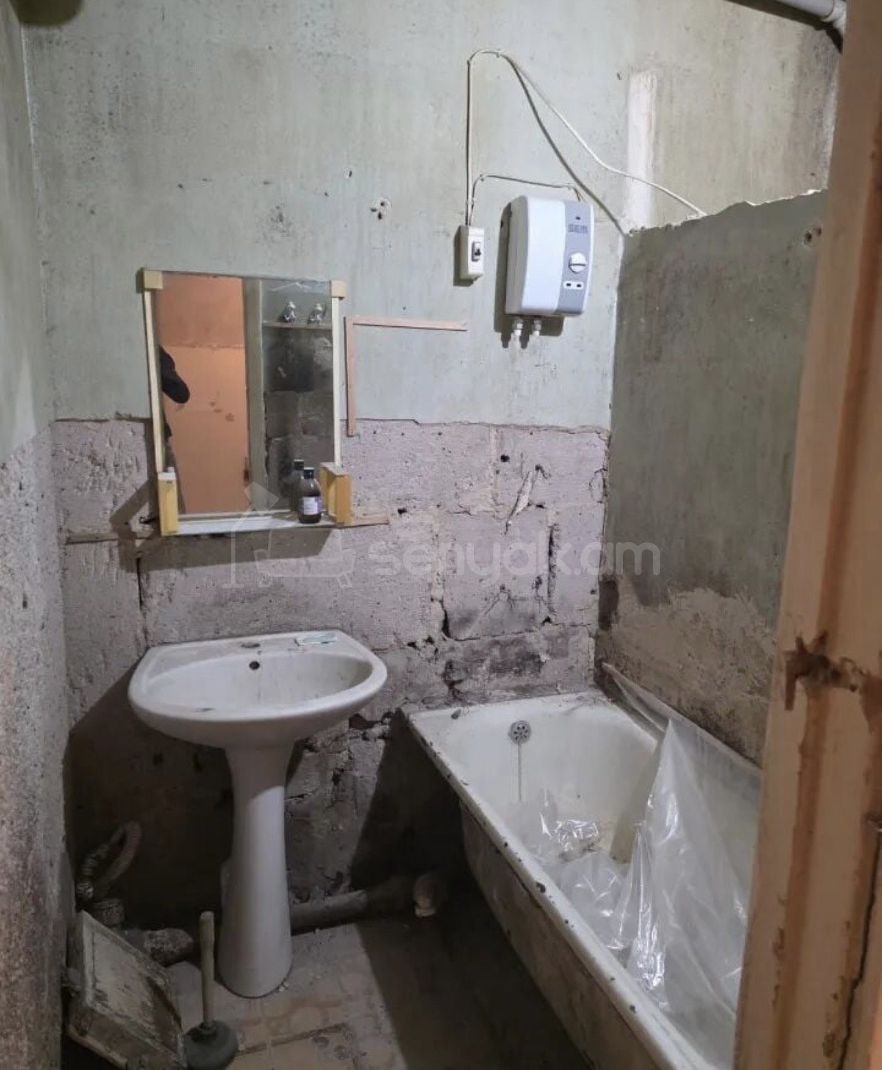 2 Սենյականոց Բնակարան Քարե Շենքում, 42քմ, 2/5 հարկ, Պետական Վիճակում