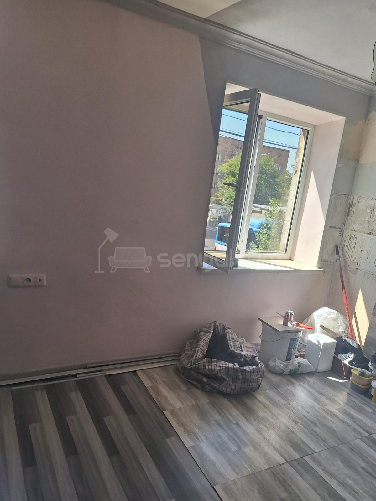 1 Սենյականոց Բնակարան Քարե Շենքում, 30քմ, 2/5 հարկ, Նորմալ Վիճակում