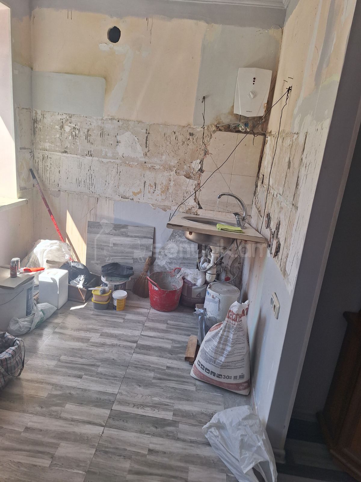 1 Սենյականոց Բնակարան Քարե Շենքում, 30քմ, 2/5 հարկ, Նորմալ Վիճակում