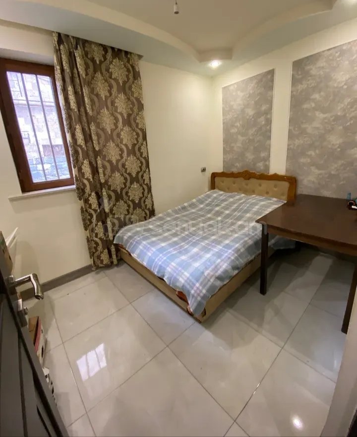 2 Սենյականոց Բնակարան Քարե Շենքում, 40քմ, 1/1 հարկ, Նորմալ Վիճակում, Կահավորված