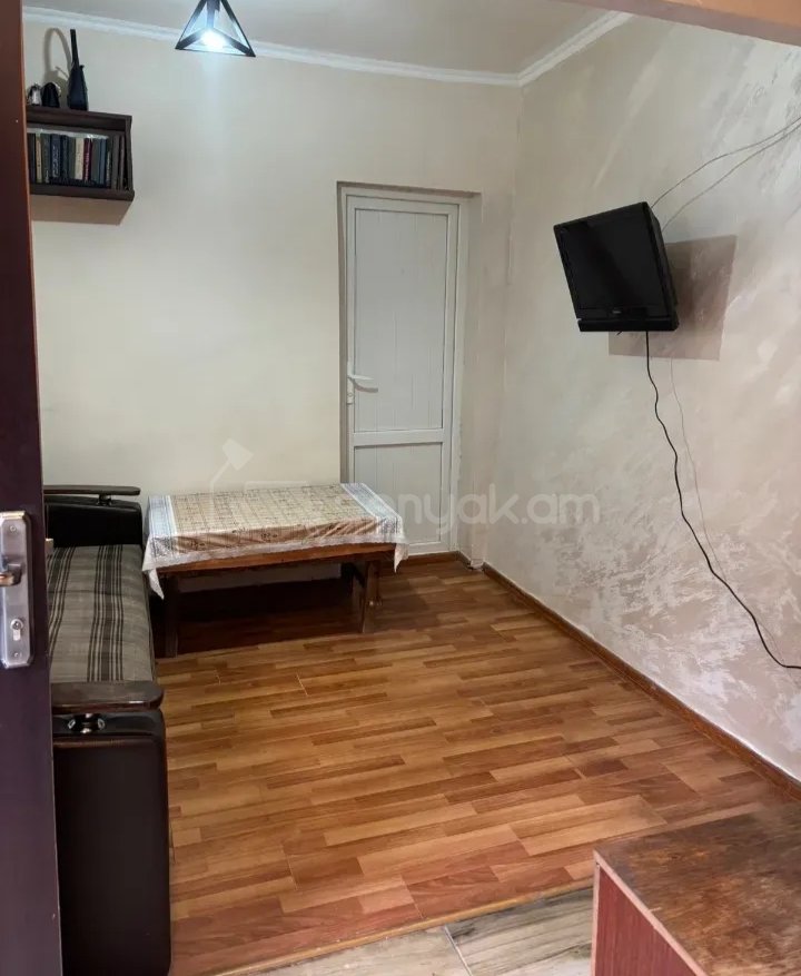 1 Սենյականոց Բնակարան Քարե Շենքում, 30քմ, 1/1 հարկ, Նորմալ Վիճակում, Կահավորված