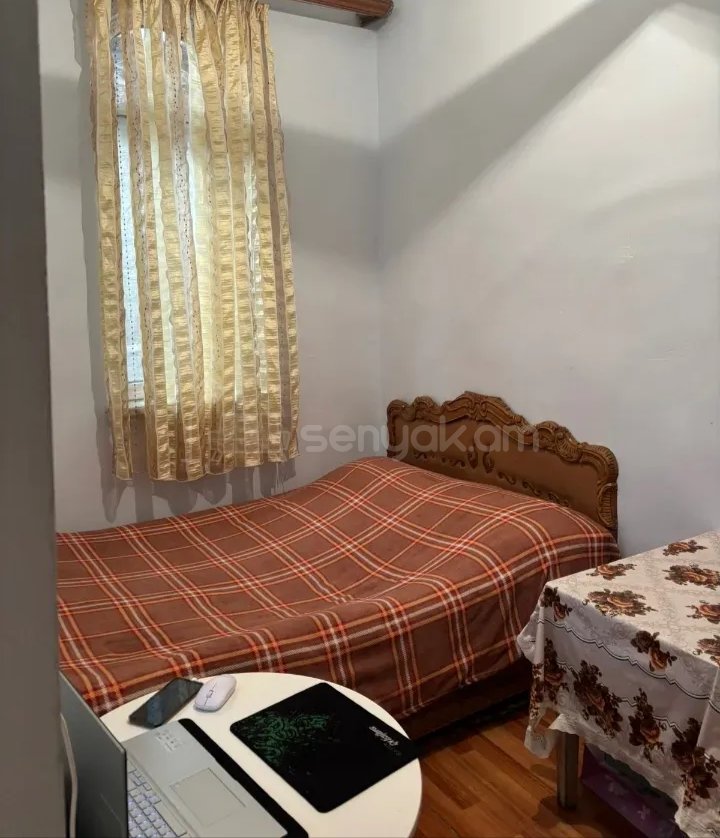 1 Սենյականոց Բնակարան Քարե Շենքում, 30քմ, 1/1 հարկ, Նորմալ Վիճակում, Կահավորված