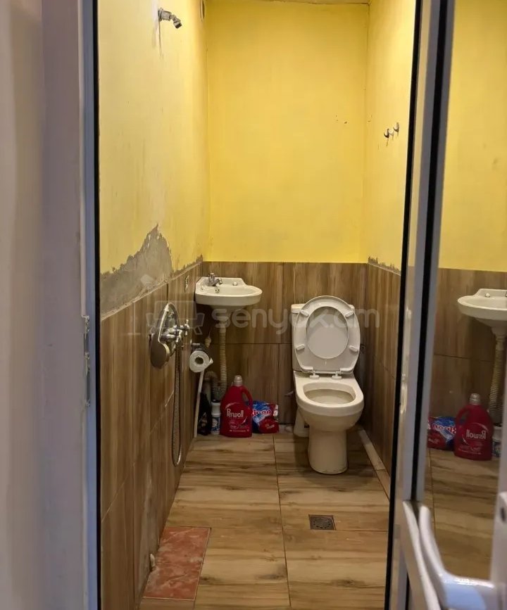 1 Սենյականոց Բնակարան Քարե Շենքում, 30քմ, 1/1 հարկ, Նորմալ Վիճակում, Կահավորված