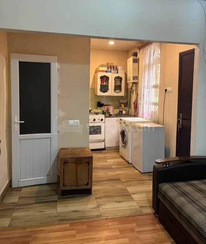 1 Սենյականոց Բնակարան Քարե Շենքում, 30քմ, 1/1 հարկ, Նորմալ Վիճակում, Կահավորված