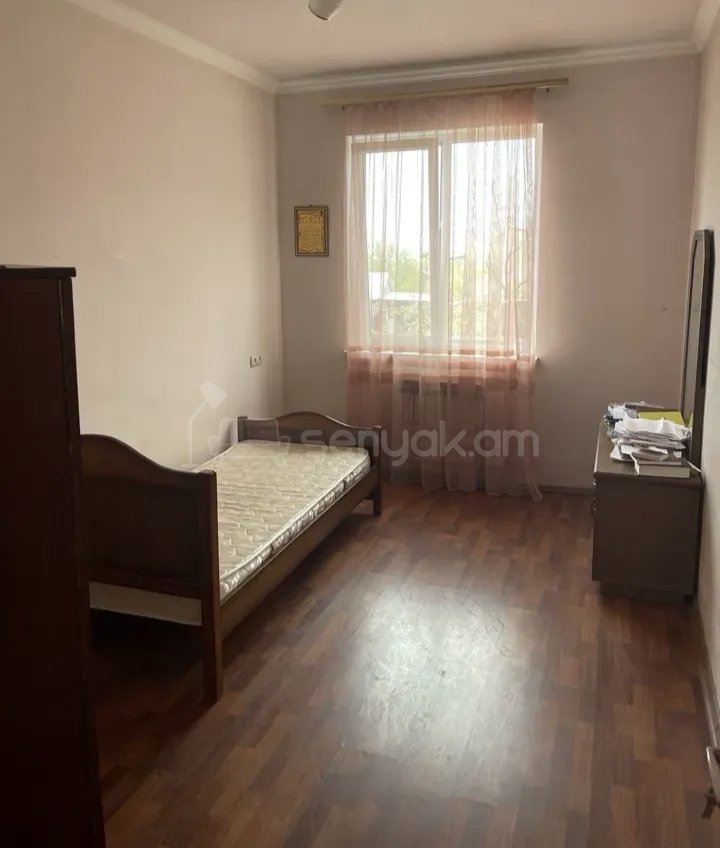 2 Սենյականոց Բնակարան Քարե Շենքում, 45քմ, 2/2 հարկ, Նորմալ Վիճակում, Կահավորված