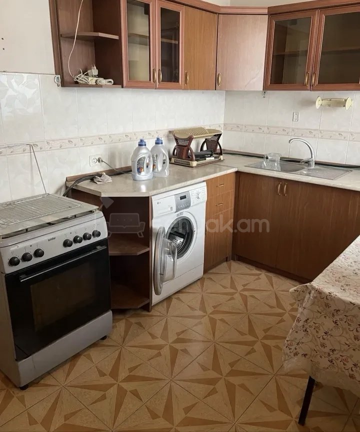 2 Սենյականոց Բնակարան Քարե Շենքում, 45քմ, 2/2 հարկ, Նորմալ Վիճակում, Կահավորված