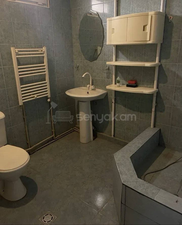 2 Սենյականոց Բնակարան Քարե Շենքում, 45քմ, 2/2 հարկ, Նորմալ Վիճակում, Կահավորված