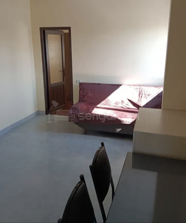 2 Սենյականոց Բնակարան Քարե Շենքում, 48քմ, 2/2 հարկ, Նորմալ Վիճակում, Կահավորված, Արևկող