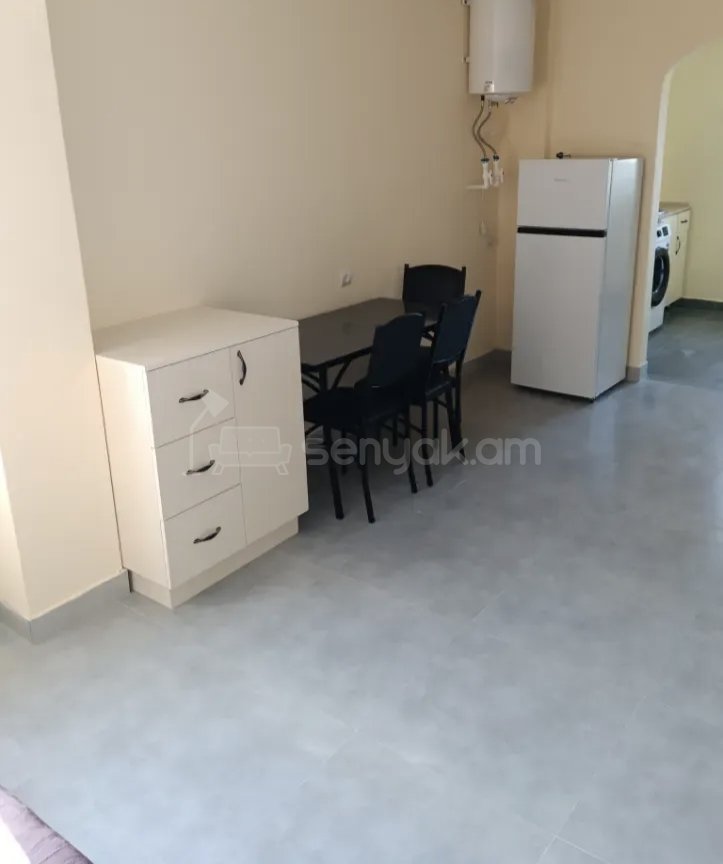 2 Սենյականոց Բնակարան Քարե Շենքում, 48քմ, 2/2 հարկ, Նորմալ Վիճակում, Կահավորված, Արևկող