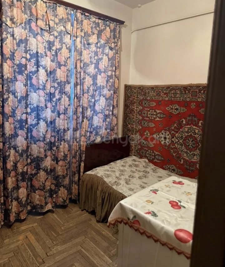 1 Սենյականոց Բնակարան Քարե Շենքում, 40քմ, 3/5 հարկ, Նորմալ Վիճակում, Կահավորված