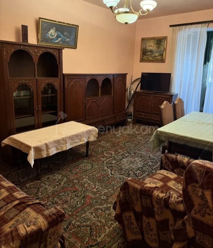 1 Սենյականոց Բնակարան Քարե Շենքում, 40քմ, 3/5 հարկ, Նորմալ Վիճակում, Կահավորված