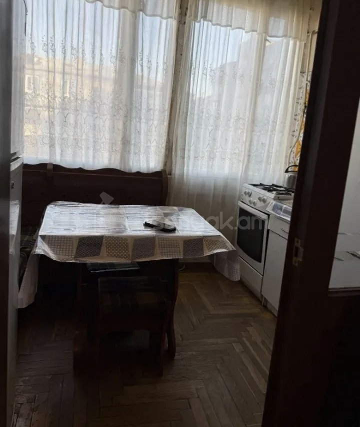 1 Սենյականոց Բնակարան Քարե Շենքում, 40քմ, 3/5 հարկ, Նորմալ Վիճակում, Կահավորված