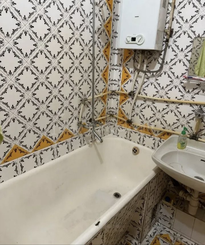 1 Սենյականոց Բնակարան Քարե Շենքում, 40քմ, 3/5 հարկ, Նորմալ Վիճակում, Կահավորված