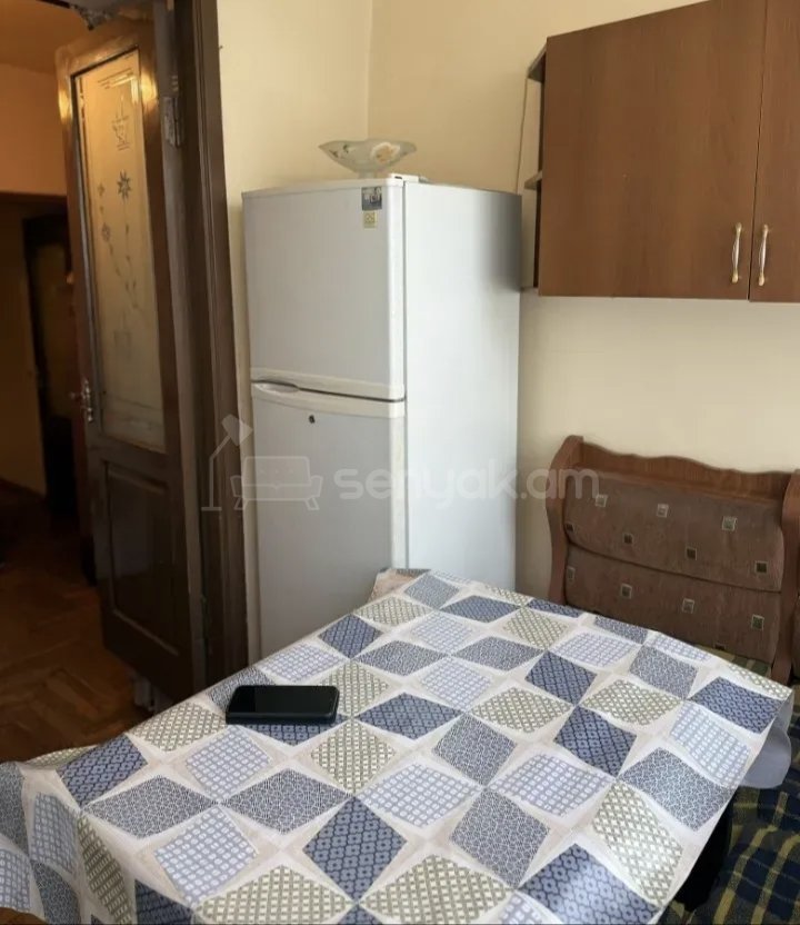 1 Սենյականոց Բնակարան Քարե Շենքում, 40քմ, 3/5 հարկ, Նորմալ Վիճակում, Կահավորված