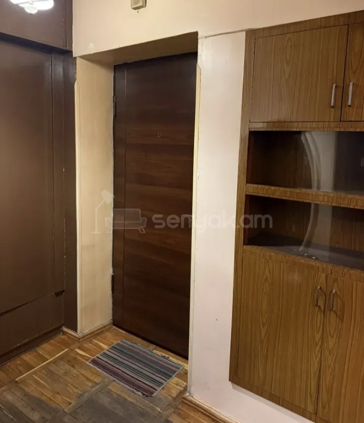 1 Սենյականոց Բնակարան Քարե Շենքում, 40քմ, 3/5 հարկ, Նորմալ Վիճակում, Կահավորված