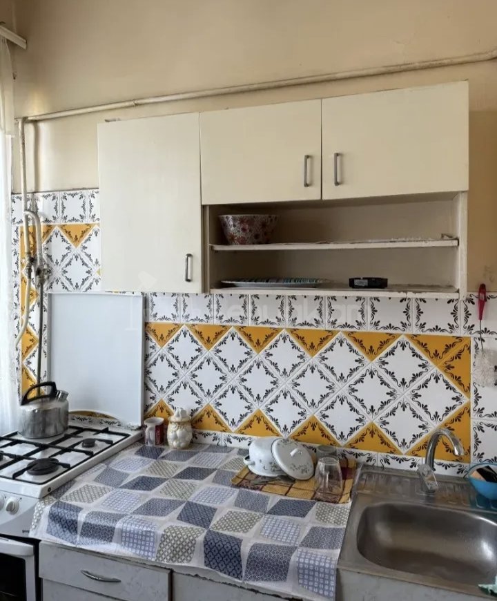 1 Սենյականոց Բնակարան Քարե Շենքում, 40քմ, 3/5 հարկ, Նորմալ Վիճակում, Կահավորված