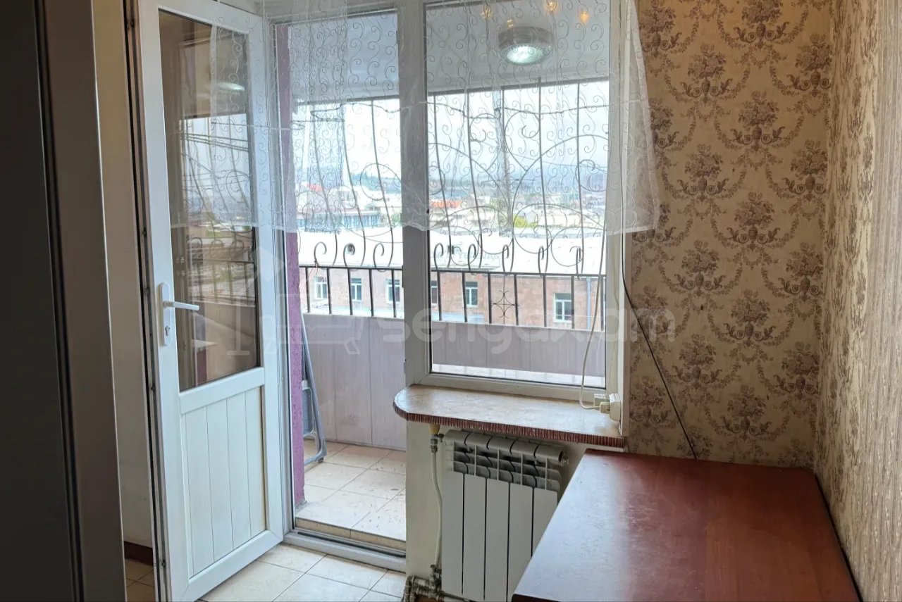 3 Սենյականոց Բնակարան Քարե Շենքում, 62քմ, 3/5 հարկ, Կապիտալ Վերանորոգված, Կահավորված, Արևկող