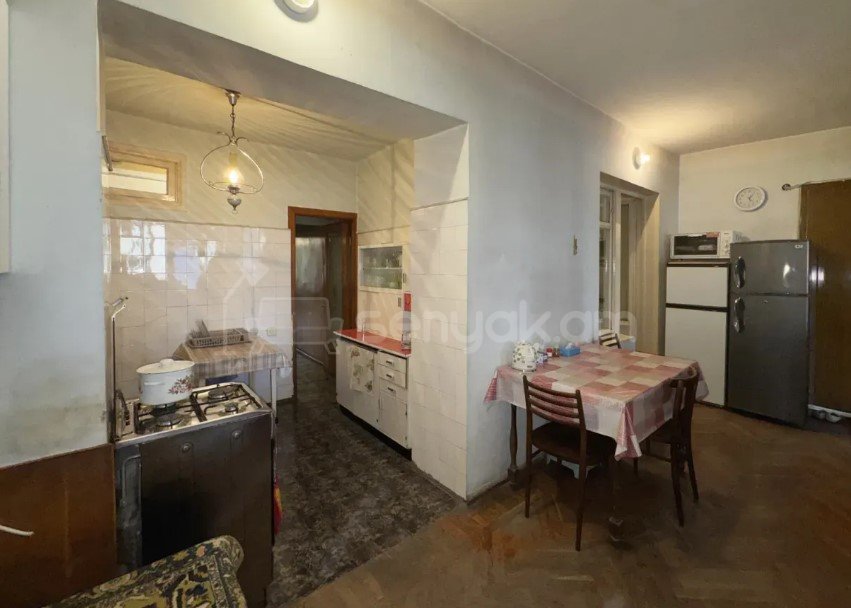 4 Սենյականոց Բնակարան Քարե Շենքում, 135քմ, 3/5 հարկ, Պետական Վիճակում