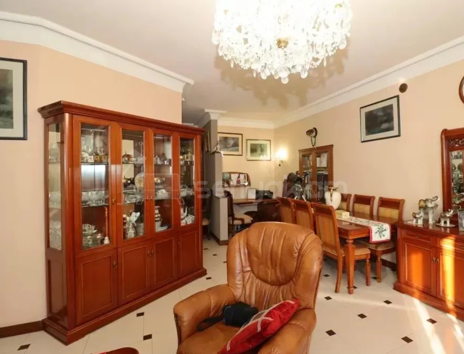 6 Սենյականոց Բնակարան Քարե Շենքում, 240քմ, 4/5 հարկ, Կապիտալ Վերանորոգված