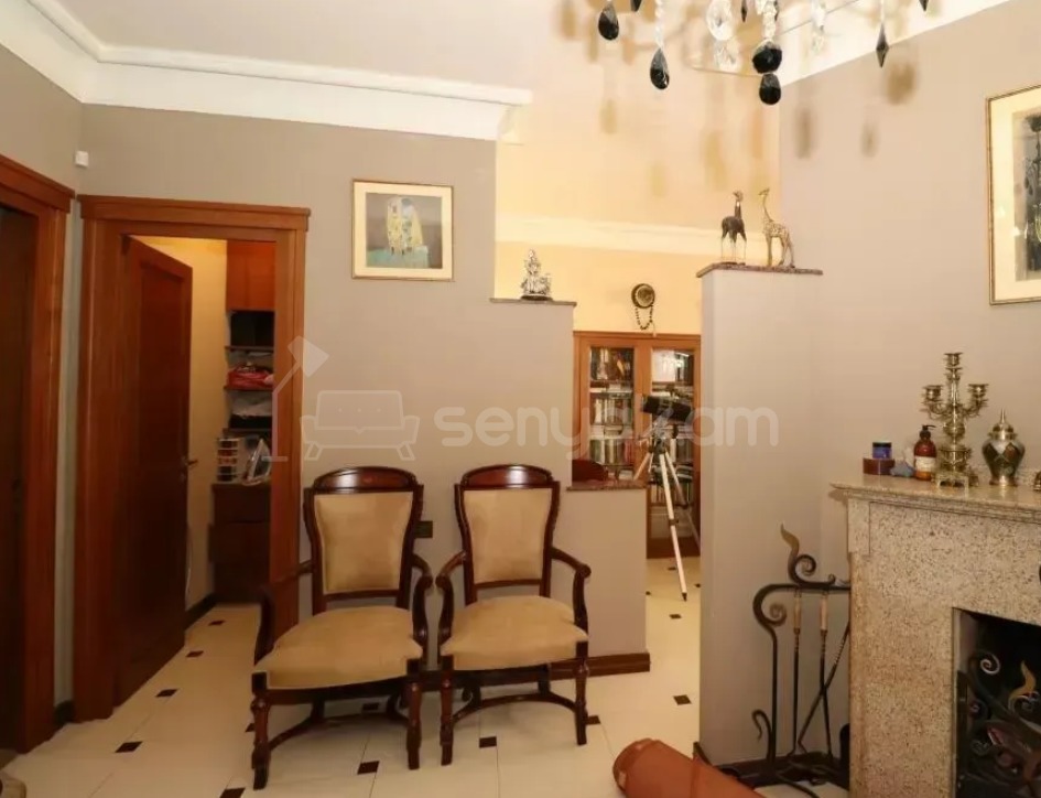 6 Սենյականոց Բնակարան Քարե Շենքում, 240քմ, 4/5 հարկ, Կապիտալ Վերանորոգված